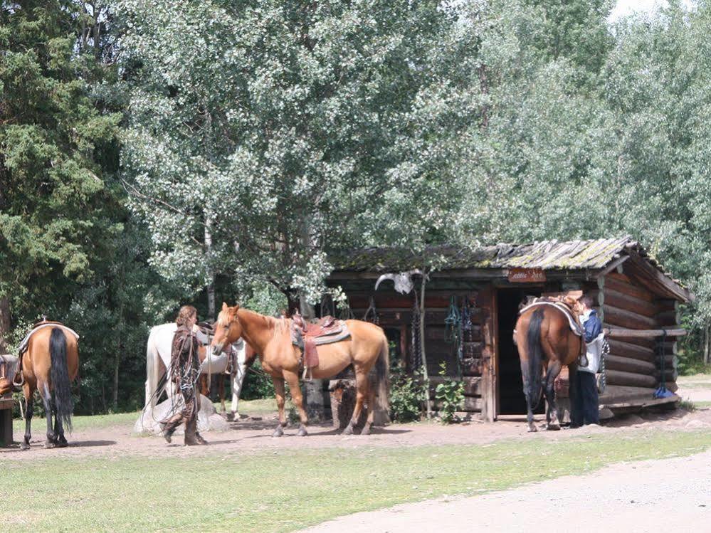 Ten-Ee-Ah Lodge & Campground Lac La Hache Eksteriør bilde